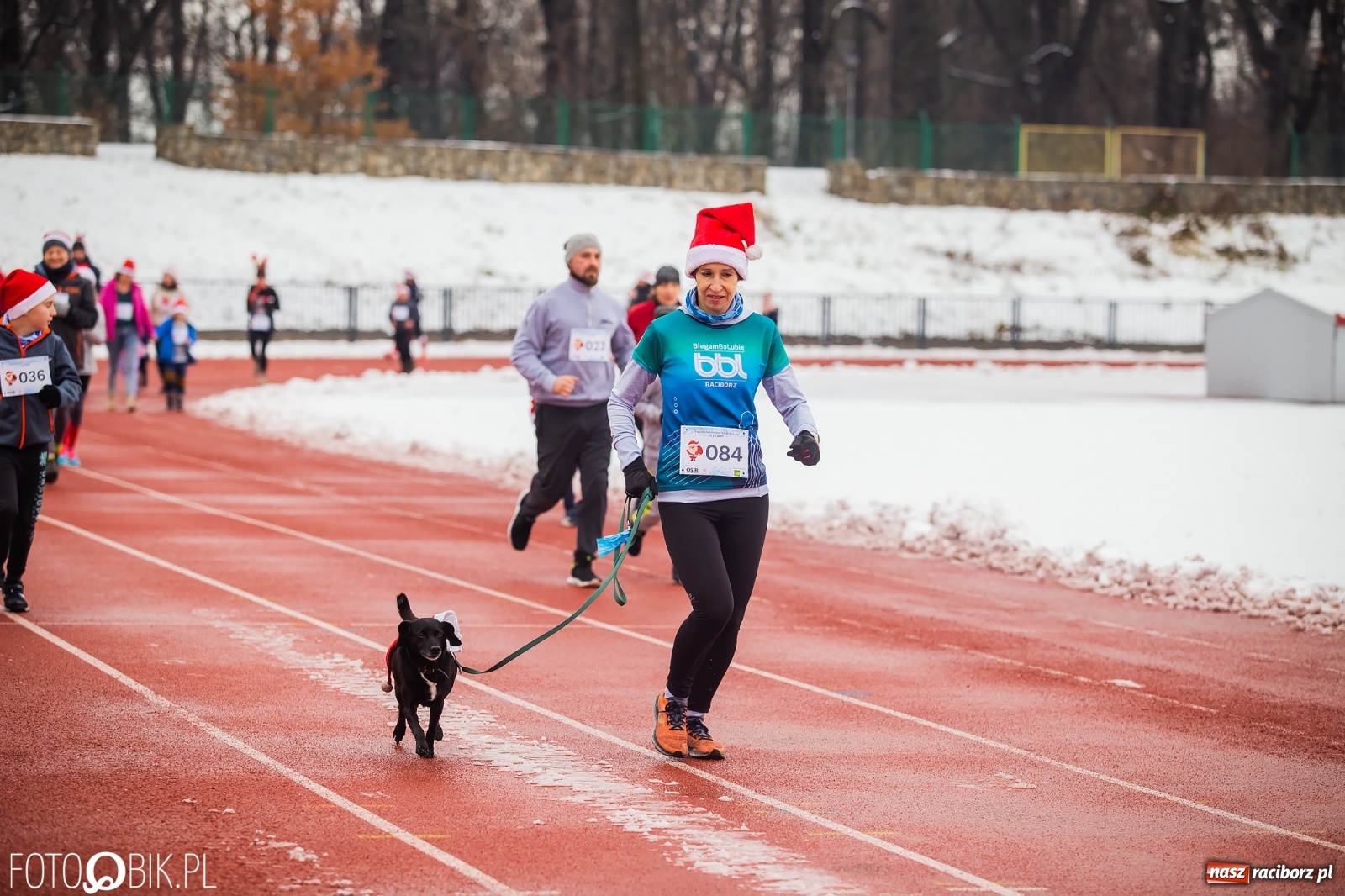 Zdjęcie w galerii na portalu naszraciborz.pl: Raciborski Bieg Mikołajkowy w zimowej scenerii wiadomości z regionu