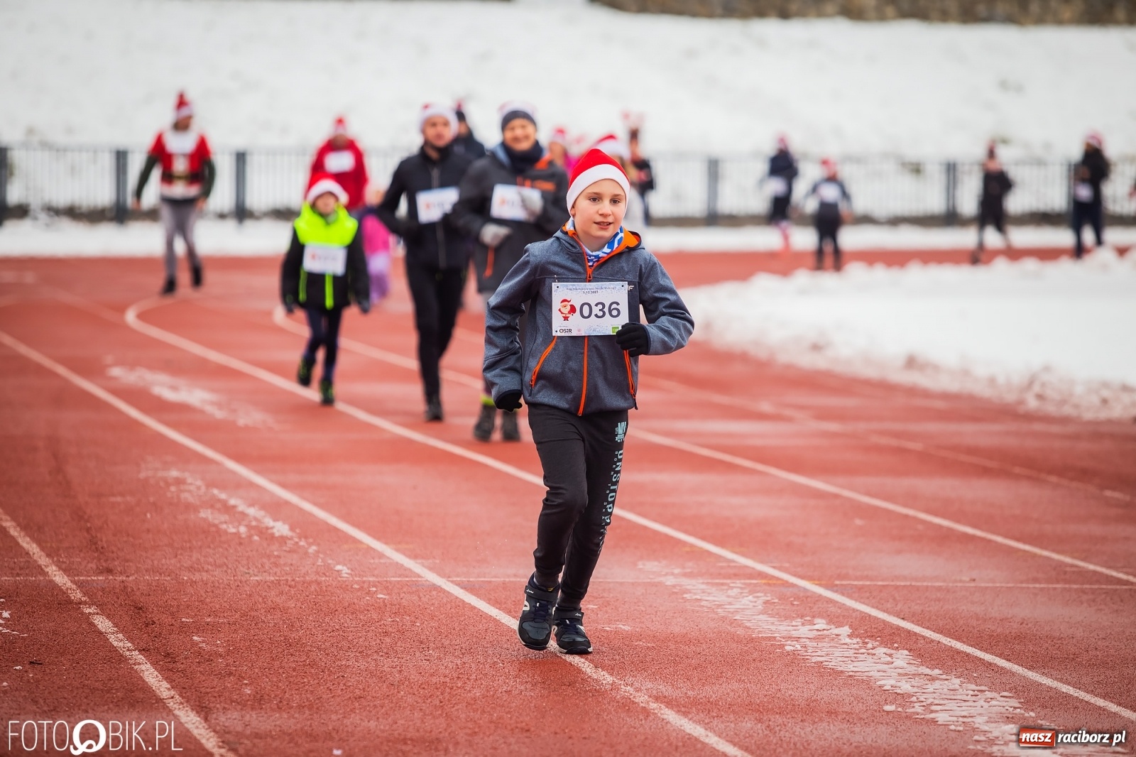 Zdjęcie w galerii na portalu naszraciborz.pl: Raciborski Bieg Mikołajkowy w zimowej scenerii wiadomości z regionu