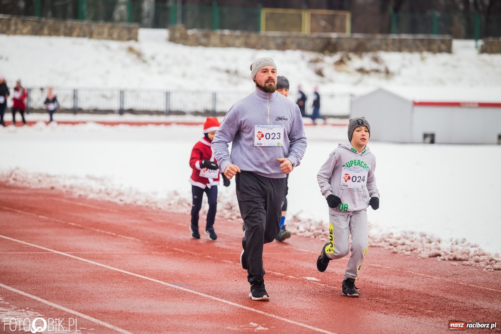 Zdjęcie w galerii na portalu naszraciborz.pl: Raciborski Bieg Mikołajkowy w zimowej scenerii wiadomości z regionu