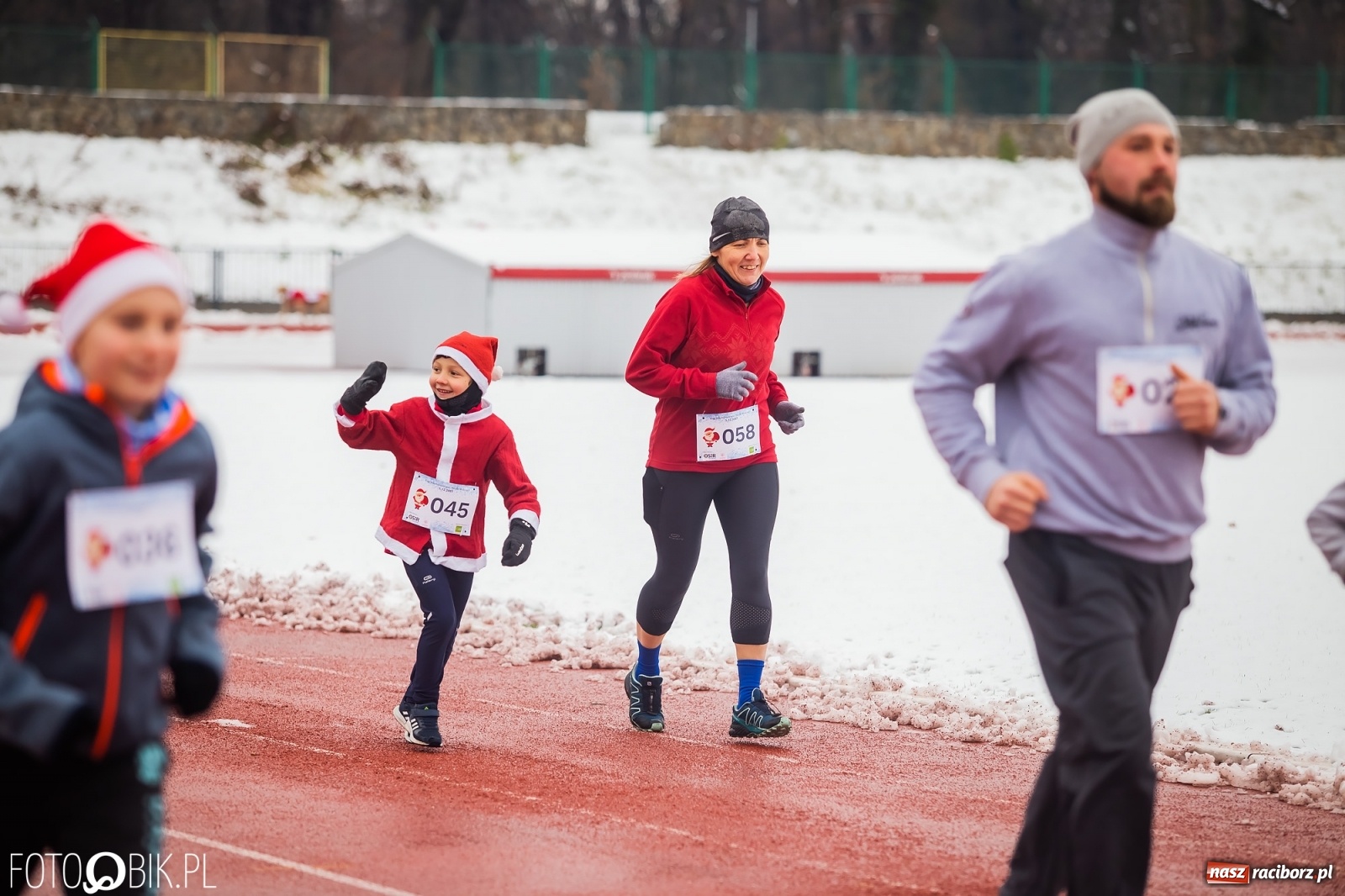Zdjęcie w galerii na portalu naszraciborz.pl: Raciborski Bieg Mikołajkowy w zimowej scenerii wiadomości z regionu