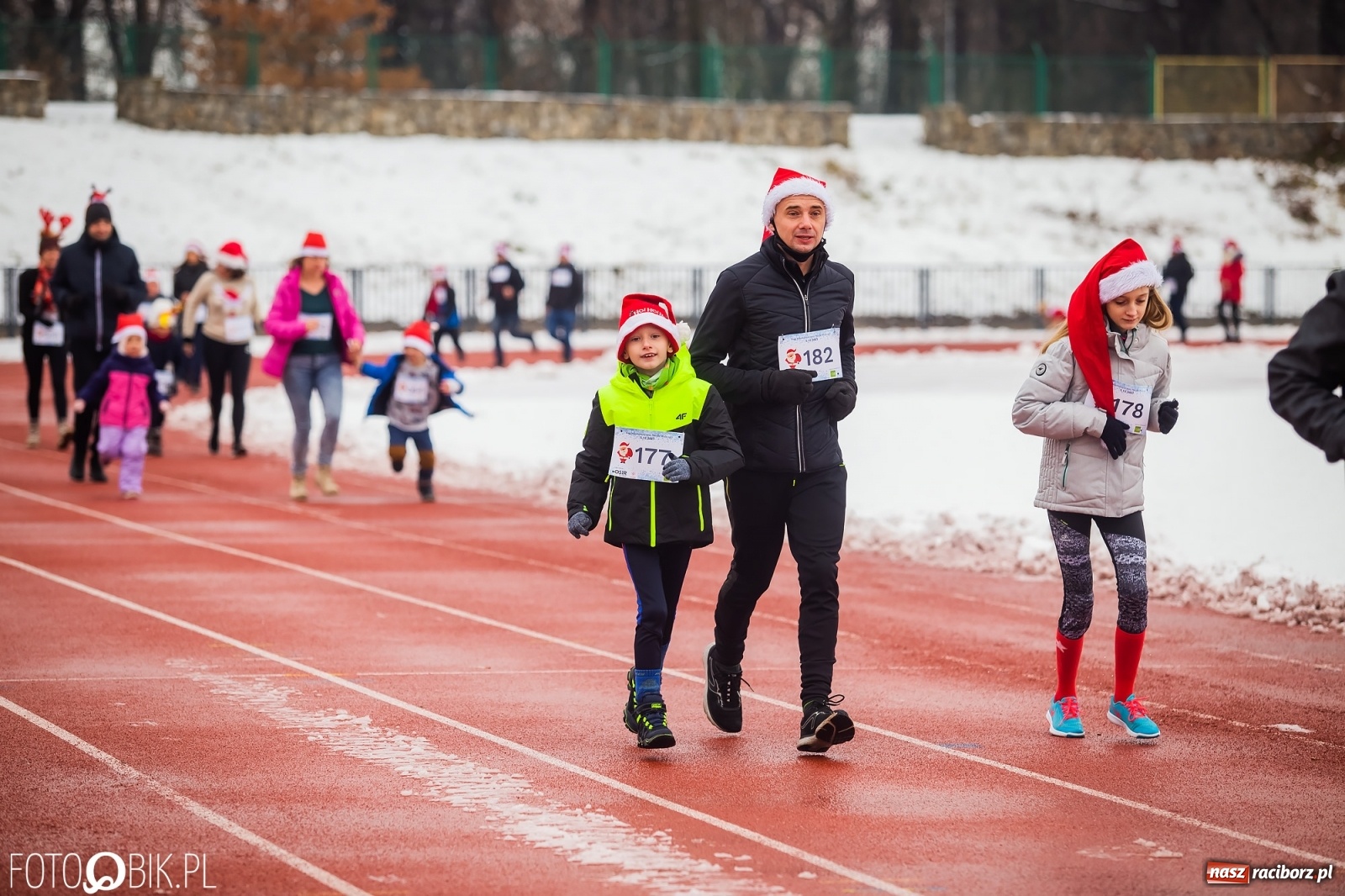 Zdjęcie w galerii na portalu naszraciborz.pl: Raciborski Bieg Mikołajkowy w zimowej scenerii wiadomości z regionu