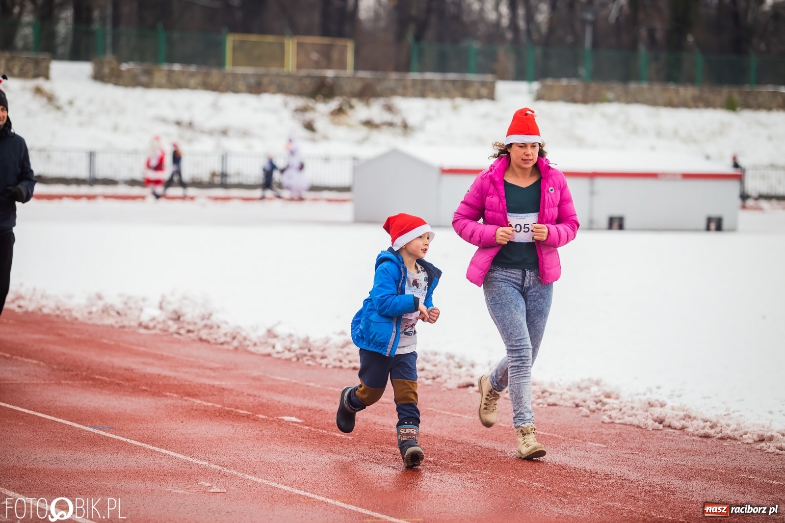 Zdjęcie w galerii na portalu naszraciborz.pl: Raciborski Bieg Mikołajkowy w zimowej scenerii wiadomości z regionu