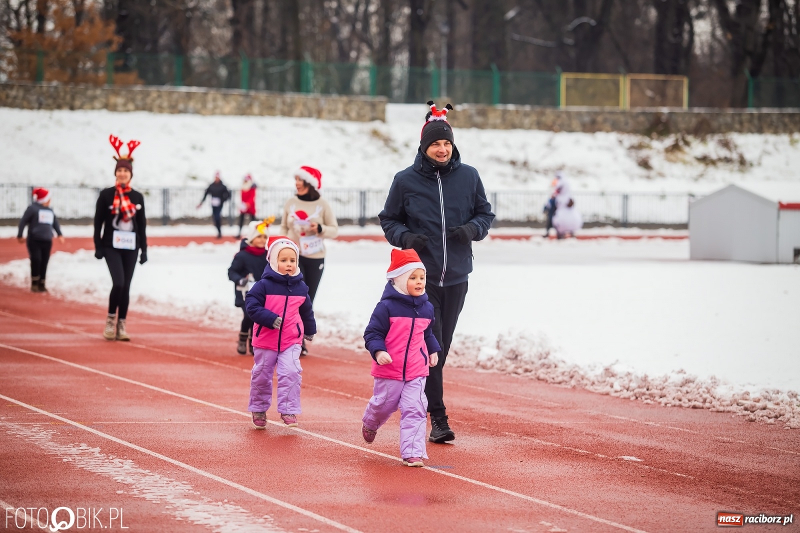 Zdjęcie w galerii na portalu naszraciborz.pl: Raciborski Bieg Mikołajkowy w zimowej scenerii wiadomości z regionu