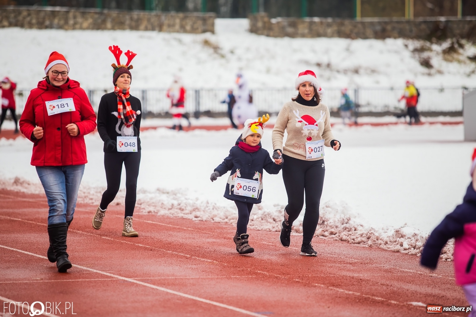 Zdjęcie w galerii na portalu naszraciborz.pl: Raciborski Bieg Mikołajkowy w zimowej scenerii wiadomości z regionu