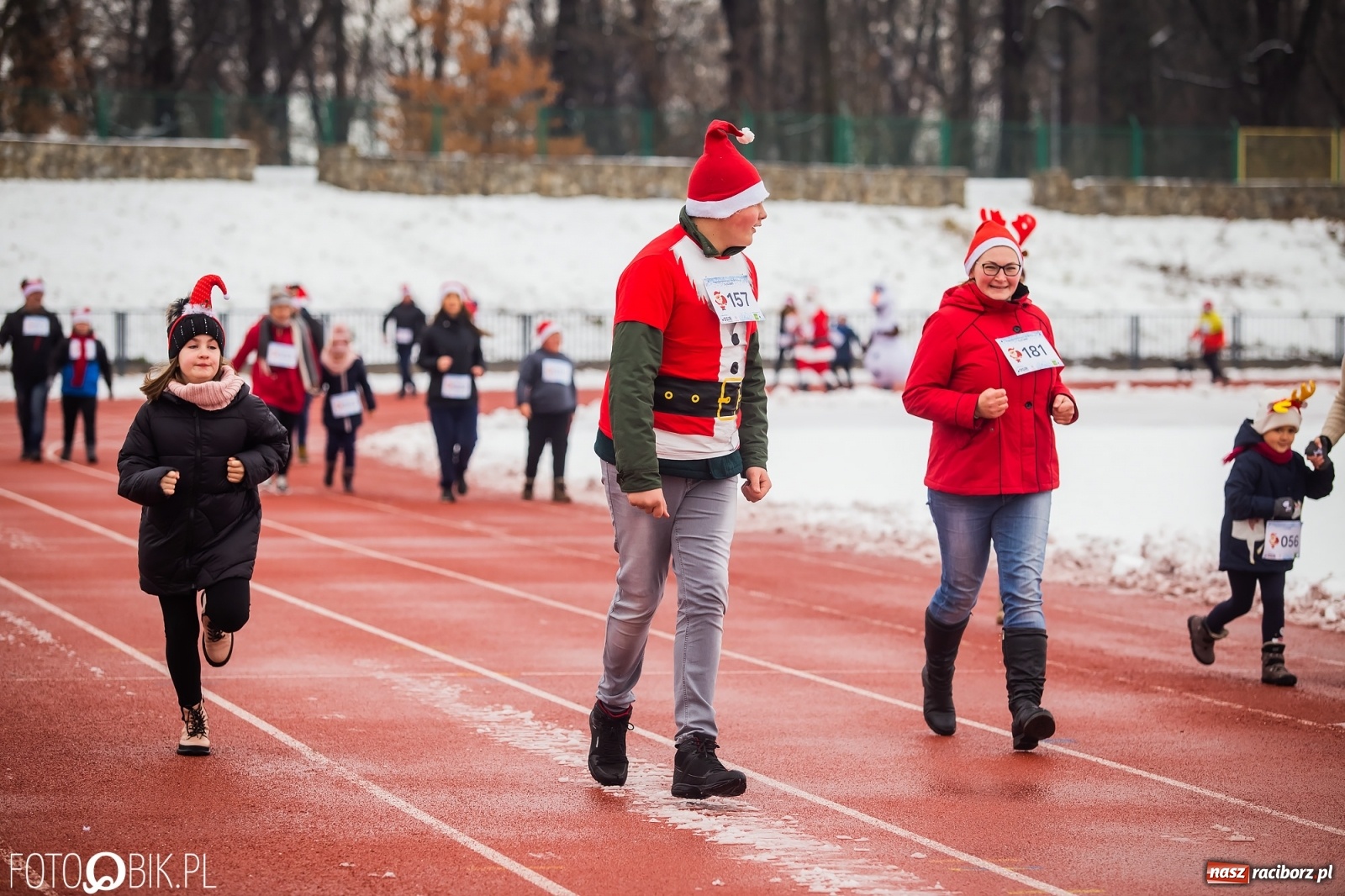 Zdjęcie w galerii na portalu naszraciborz.pl: Raciborski Bieg Mikołajkowy w zimowej scenerii wiadomości z regionu