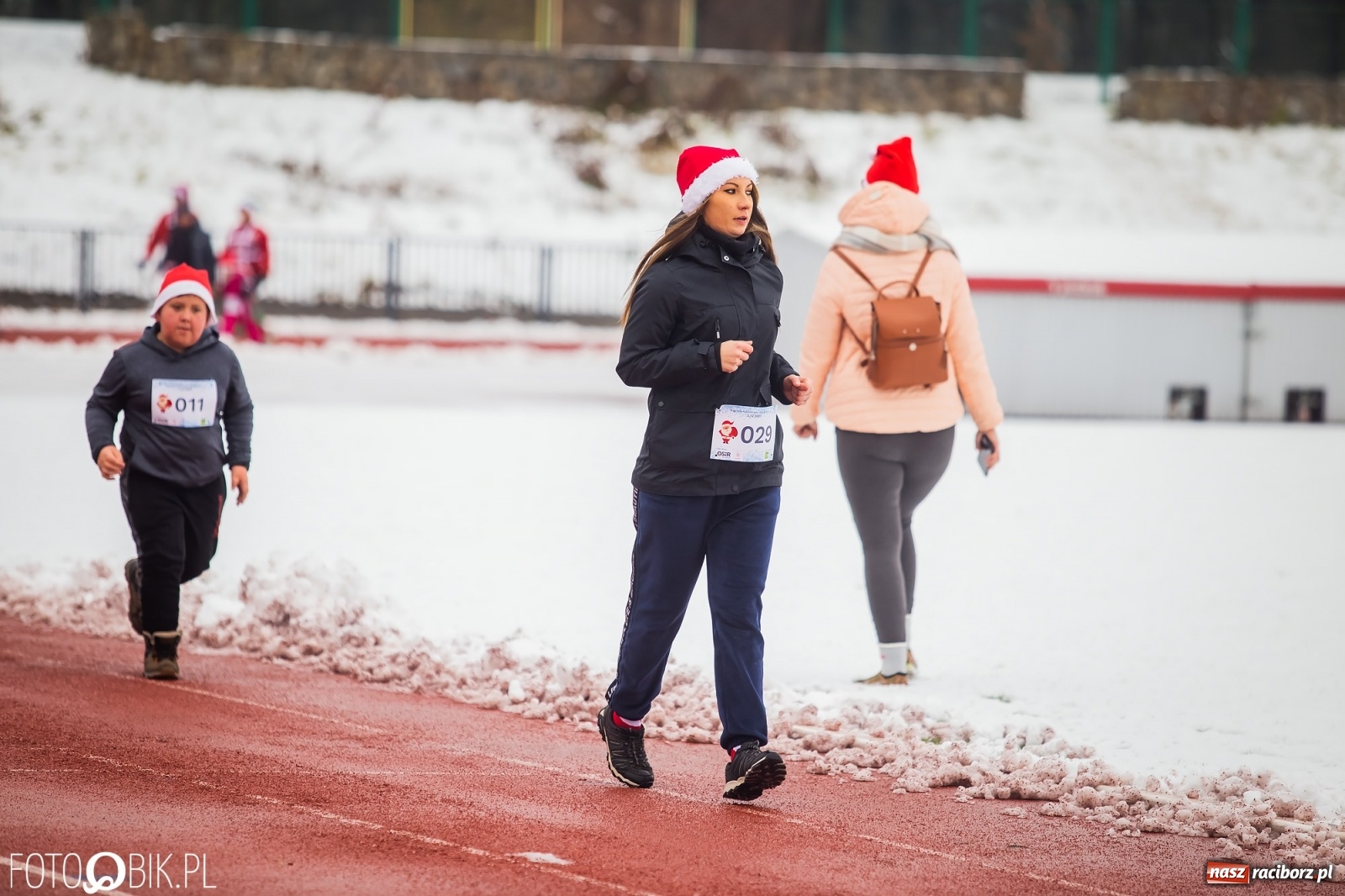 Zdjęcie w galerii na portalu naszraciborz.pl: Raciborski Bieg Mikołajkowy w zimowej scenerii wiadomości z regionu