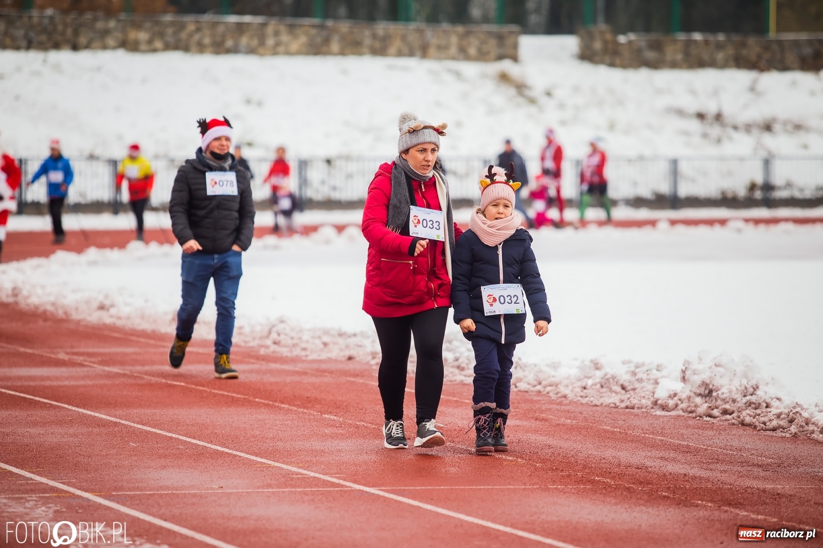 Zdjęcie w galerii na portalu naszraciborz.pl: Raciborski Bieg Mikołajkowy w zimowej scenerii wiadomości z regionu