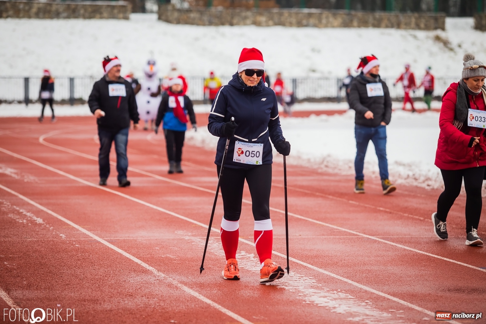 Zdjęcie w galerii na portalu naszraciborz.pl: Raciborski Bieg Mikołajkowy w zimowej scenerii wiadomości z regionu