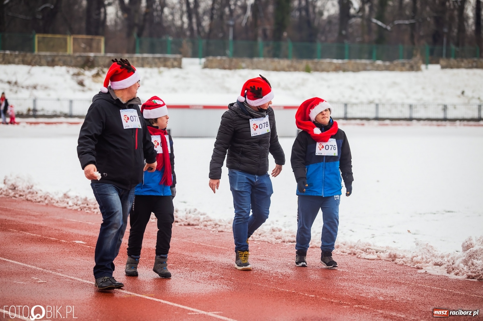 Zdjęcie w galerii na portalu naszraciborz.pl: Raciborski Bieg Mikołajkowy w zimowej scenerii wiadomości z regionu