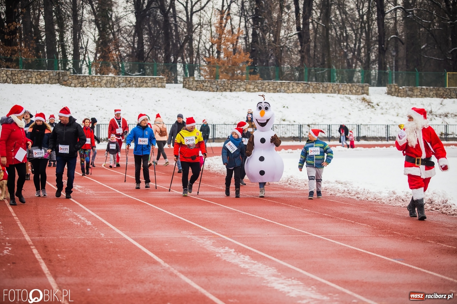 Zdjęcie w galerii na portalu naszraciborz.pl: Raciborski Bieg Mikołajkowy w zimowej scenerii wiadomości z regionu