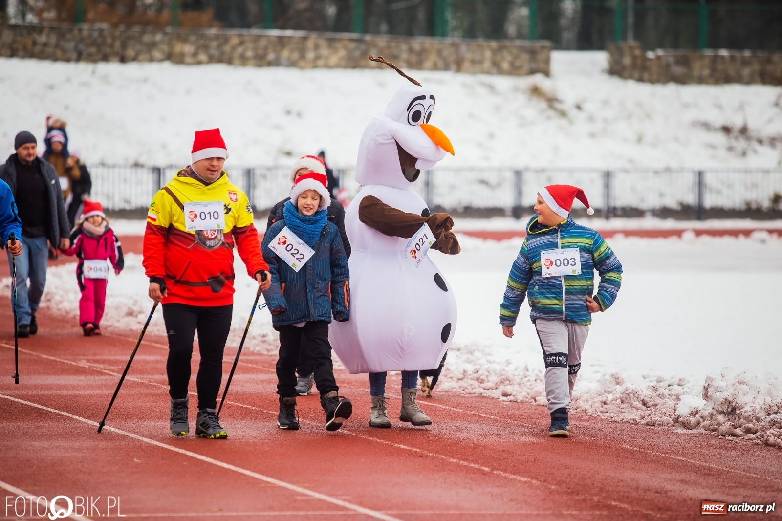 Zdjęcie w galerii na portalu naszraciborz.pl: Raciborski Bieg Mikołajkowy w zimowej scenerii wiadomości z regionu