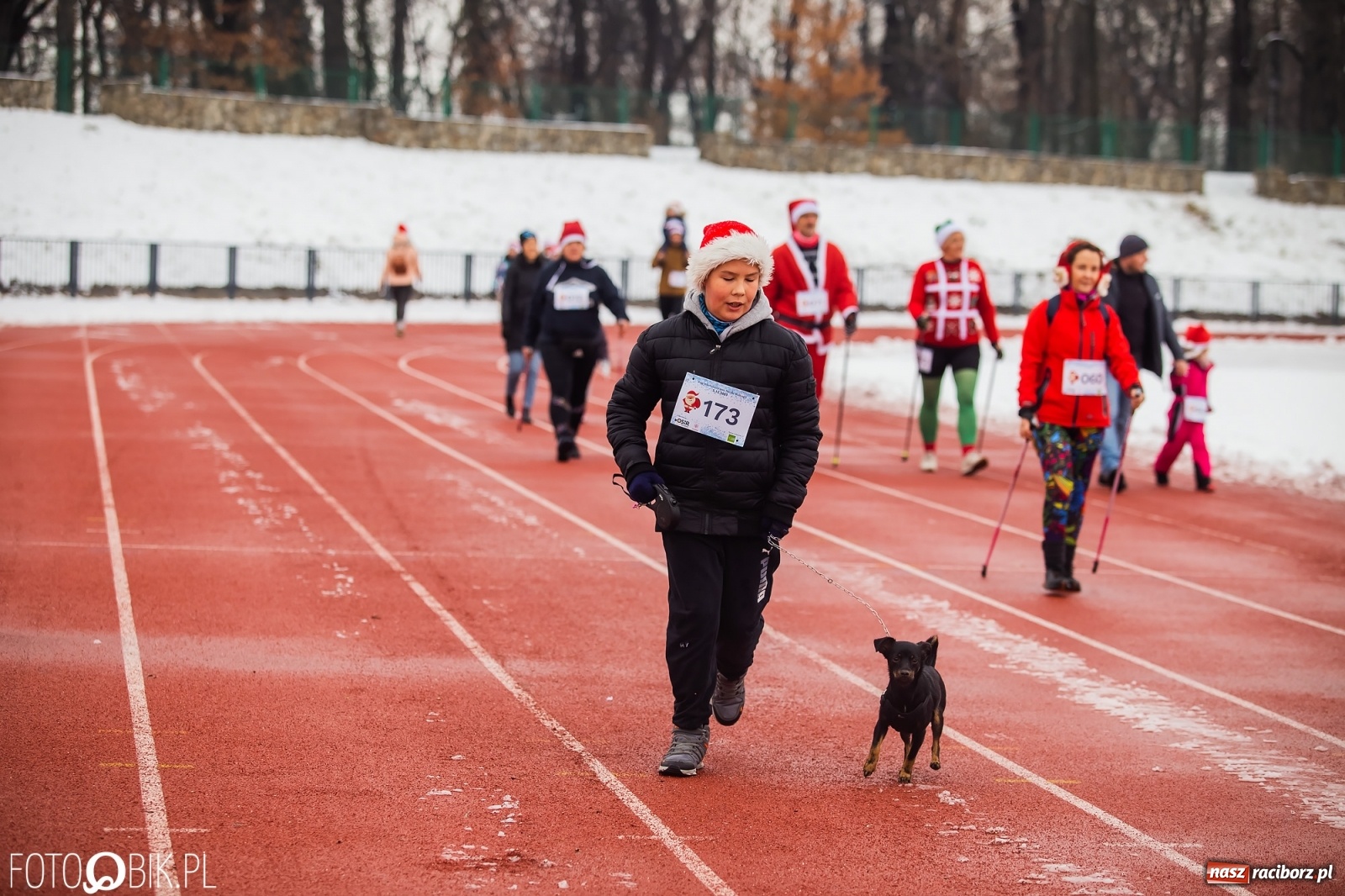 Zdjęcie w galerii na portalu naszraciborz.pl: Raciborski Bieg Mikołajkowy w zimowej scenerii wiadomości z regionu