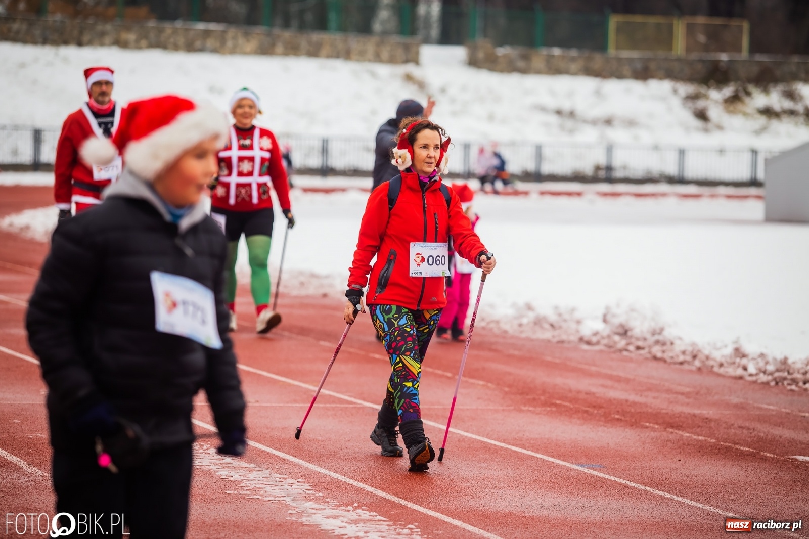 Zdjęcie w galerii na portalu naszraciborz.pl: Raciborski Bieg Mikołajkowy w zimowej scenerii wiadomości z regionu
