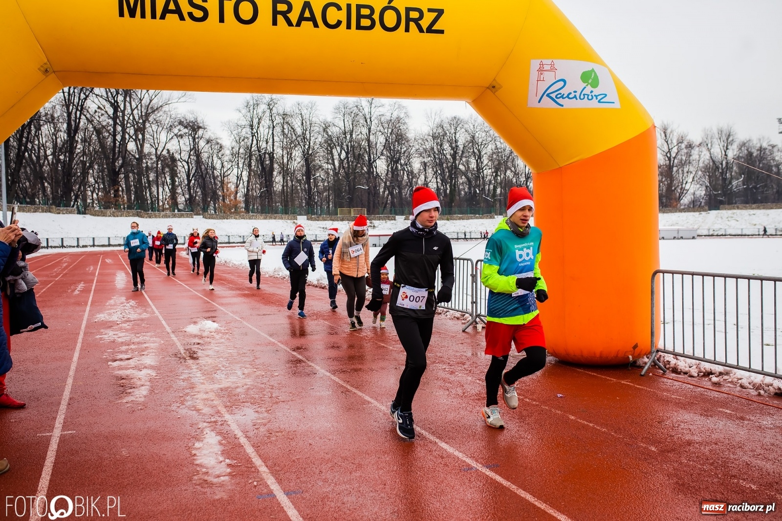 Zdjęcie w galerii na portalu naszraciborz.pl: Raciborski Bieg Mikołajkowy w zimowej scenerii wiadomości z regionu