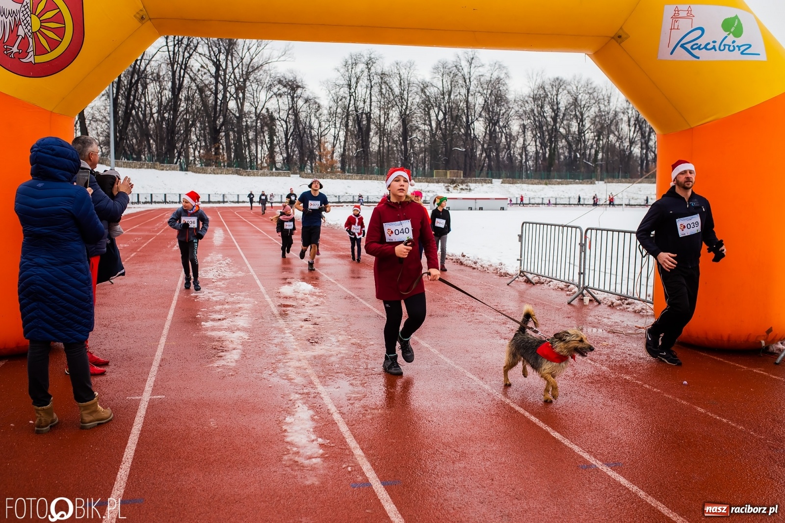 Zdjęcie w galerii na portalu naszraciborz.pl: Raciborski Bieg Mikołajkowy w zimowej scenerii wiadomości z regionu