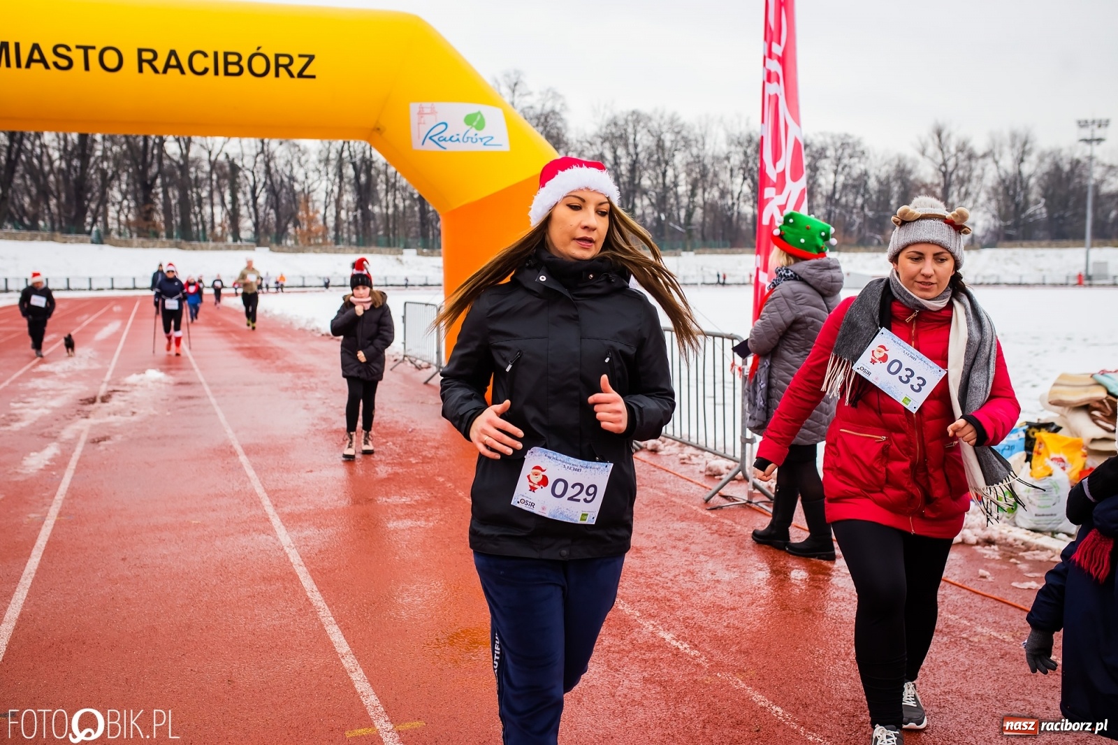 Zdjęcie w galerii na portalu naszraciborz.pl: Raciborski Bieg Mikołajkowy w zimowej scenerii wiadomości z regionu