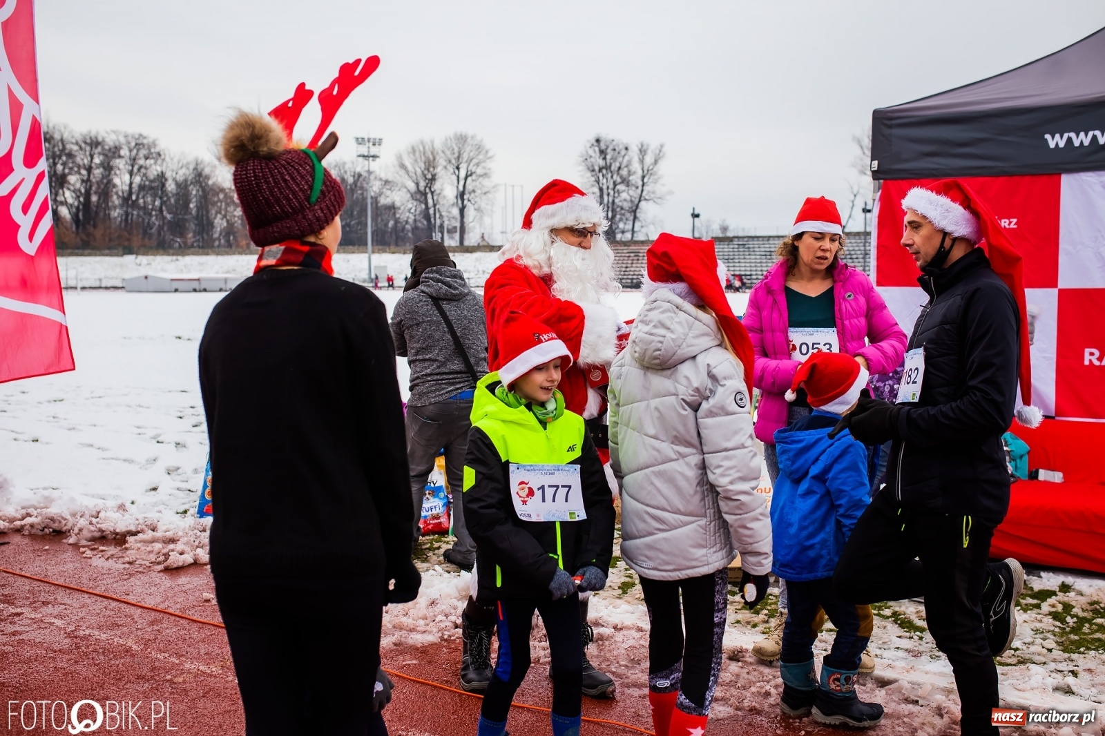 Zdjęcie w galerii na portalu naszraciborz.pl: Raciborski Bieg Mikołajkowy w zimowej scenerii wiadomości z regionu