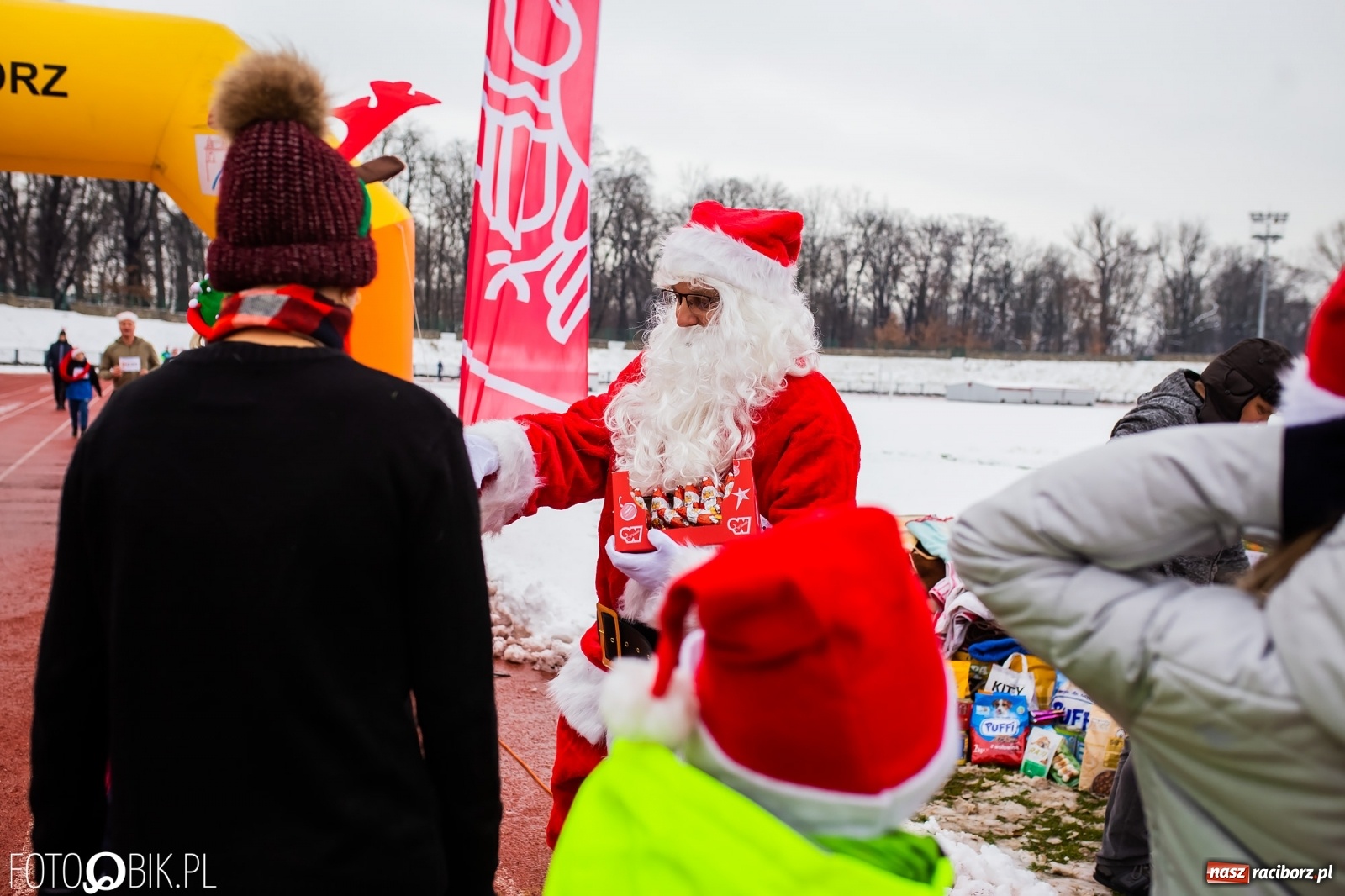 Zdjęcie w galerii na portalu naszraciborz.pl: Raciborski Bieg Mikołajkowy w zimowej scenerii wiadomości z regionu