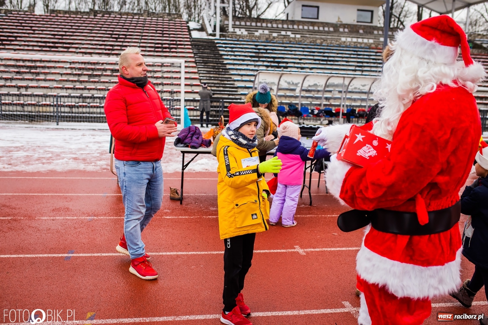 Zdjęcie w galerii na portalu naszraciborz.pl: Raciborski Bieg Mikołajkowy w zimowej scenerii wiadomości z regionu