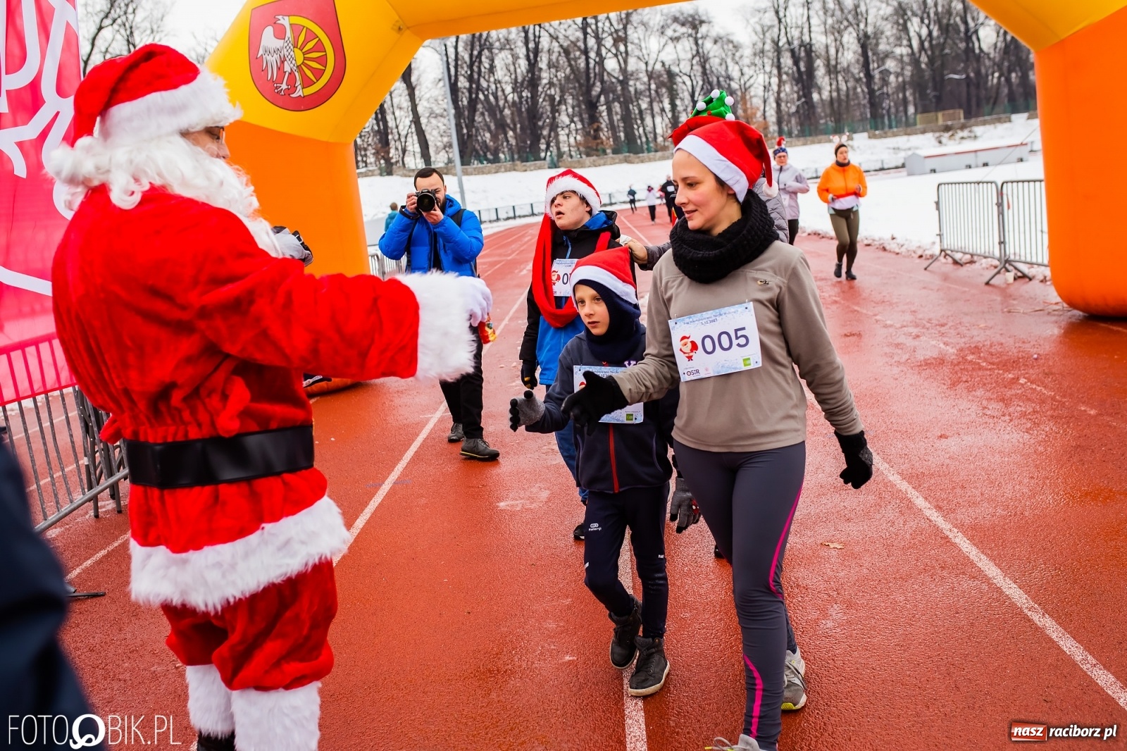 Zdjęcie w galerii na portalu naszraciborz.pl: Raciborski Bieg Mikołajkowy w zimowej scenerii wiadomości z regionu