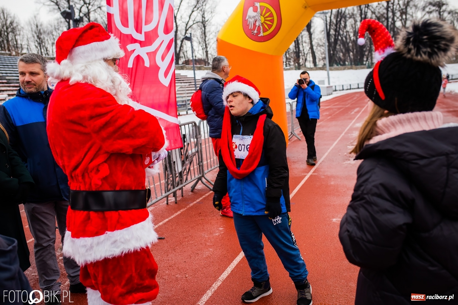 Zdjęcie w galerii na portalu naszraciborz.pl: Raciborski Bieg Mikołajkowy w zimowej scenerii wiadomości z regionu
