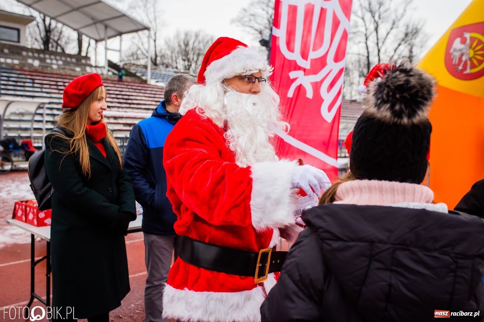 Zdjęcie w galerii na portalu naszraciborz.pl: Raciborski Bieg Mikołajkowy w zimowej scenerii wiadomości z regionu