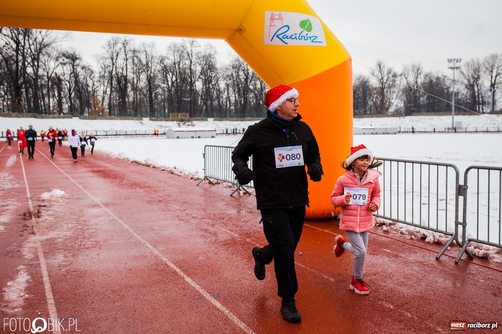 Zdjęcie w galerii na portalu naszraciborz.pl: Raciborski Bieg Mikołajkowy w zimowej scenerii wiadomości z regionu
