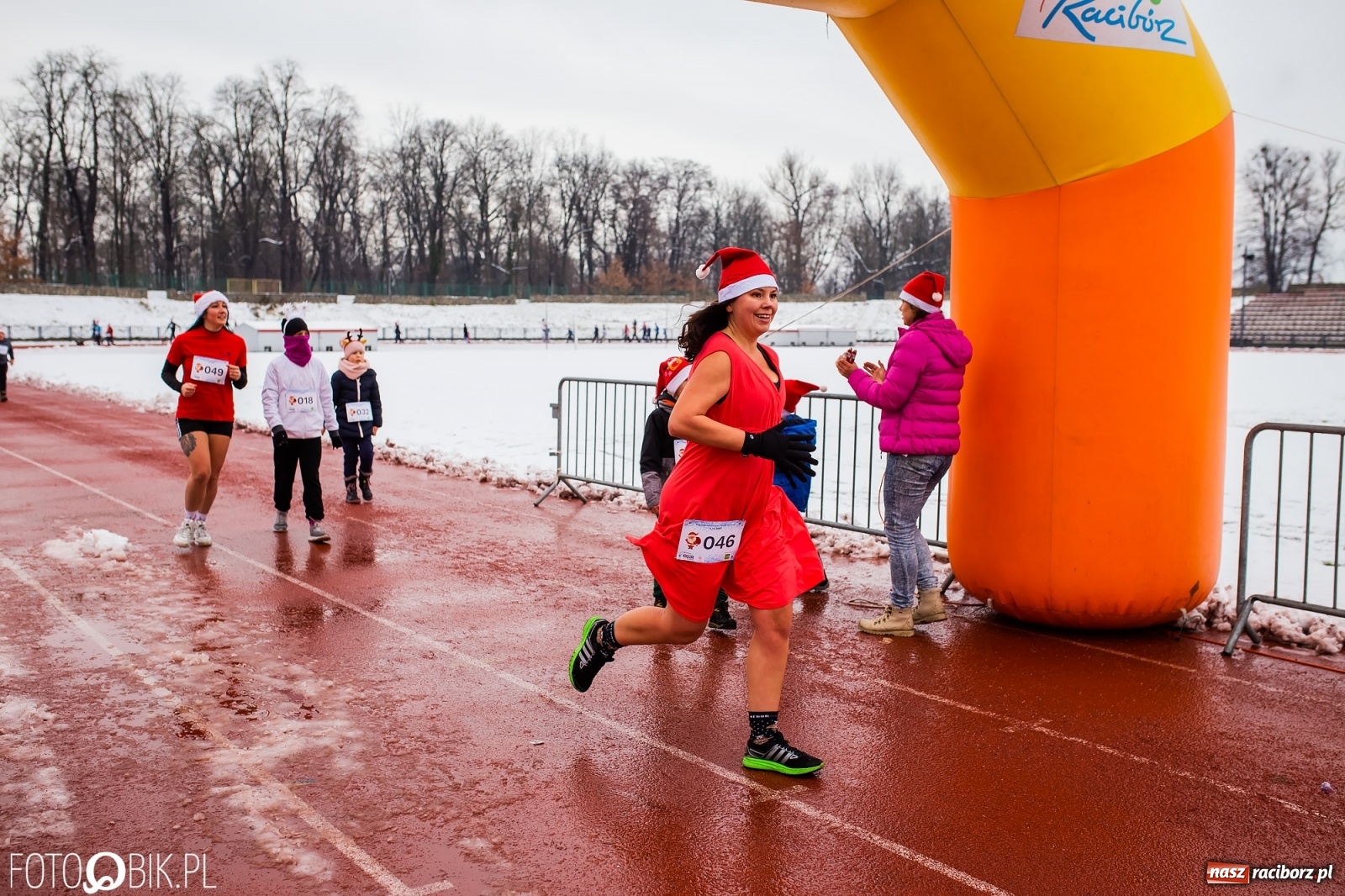 Zdjęcie w galerii na portalu naszraciborz.pl: Raciborski Bieg Mikołajkowy w zimowej scenerii wiadomości z regionu