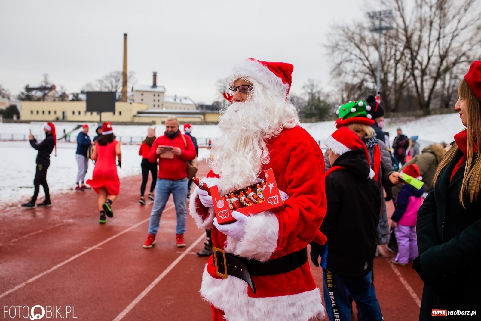 Zdjęcie w galerii na portalu naszraciborz.pl: Raciborski Bieg Mikołajkowy w zimowej scenerii wiadomości z regionu
