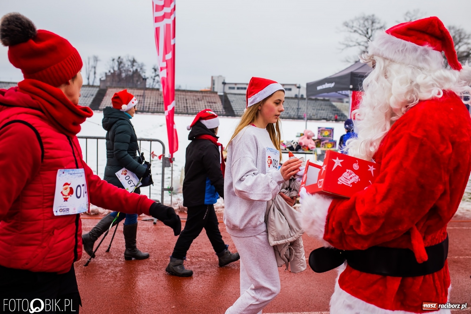 Zdjęcie w galerii na portalu naszraciborz.pl: Raciborski Bieg Mikołajkowy w zimowej scenerii wiadomości z regionu