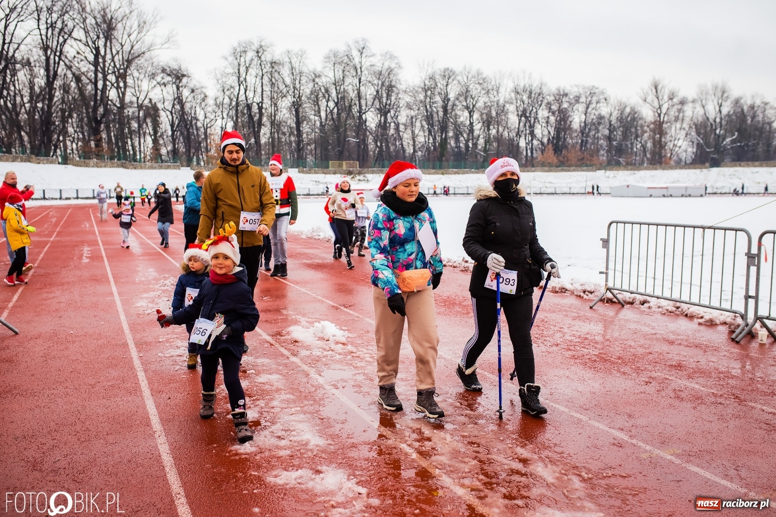 Zdjęcie w galerii na portalu naszraciborz.pl: Raciborski Bieg Mikołajkowy w zimowej scenerii wiadomości z regionu