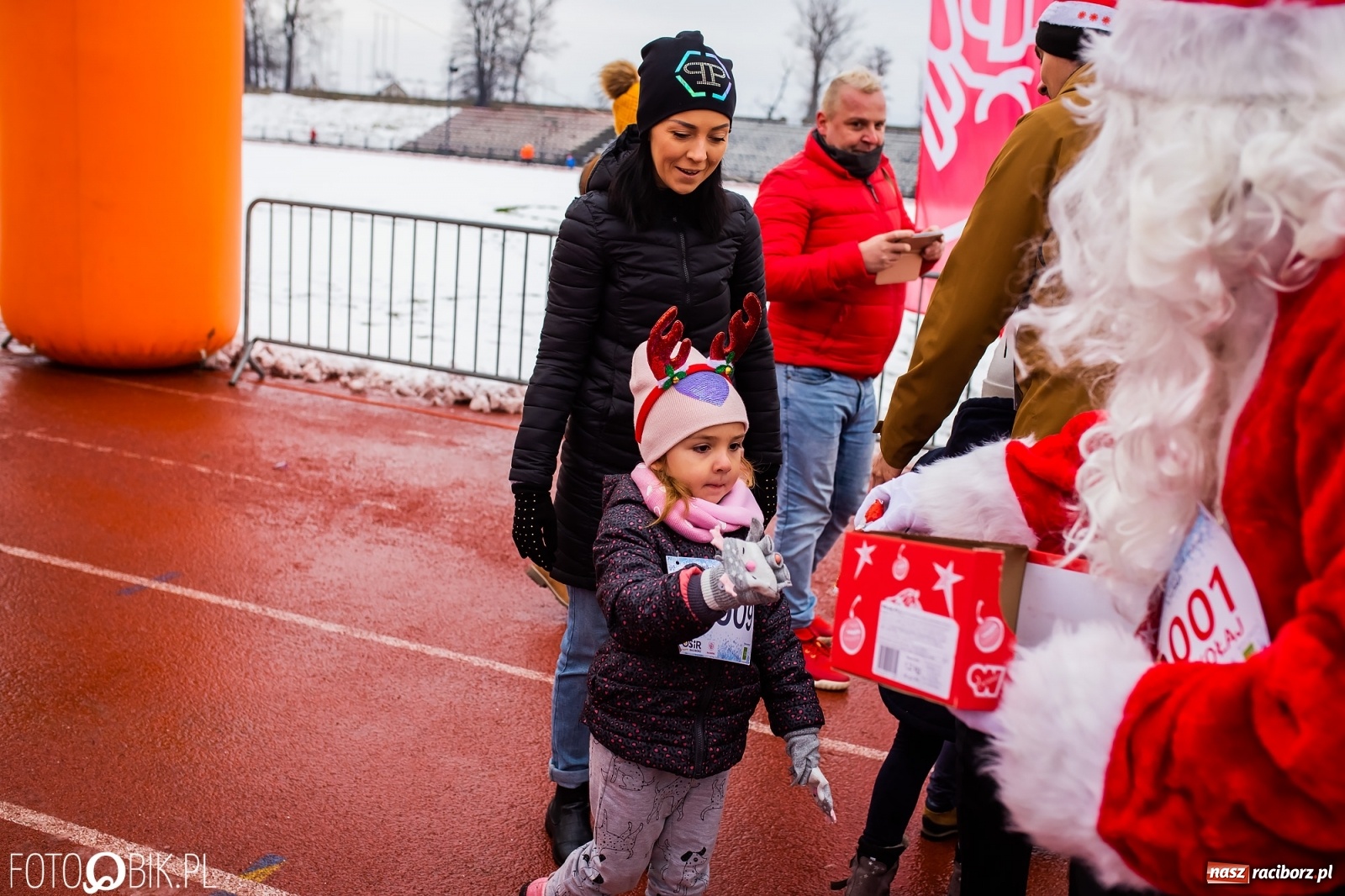 Zdjęcie w galerii na portalu naszraciborz.pl: Raciborski Bieg Mikołajkowy w zimowej scenerii wiadomości z regionu