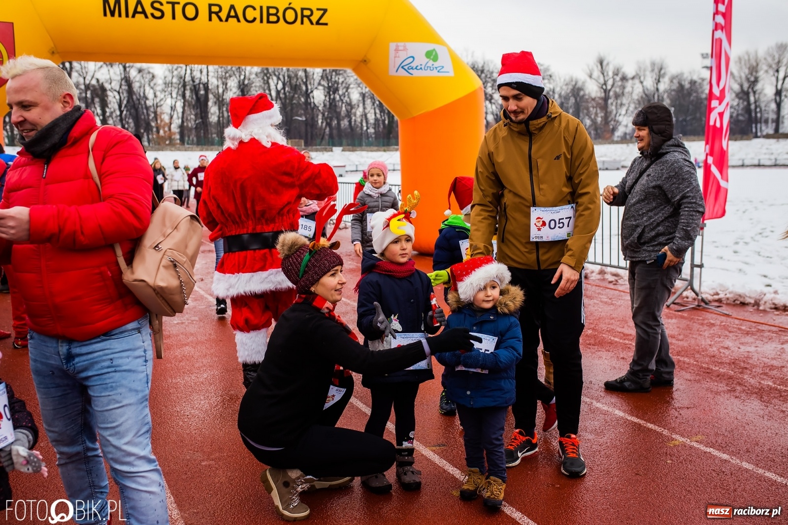 Zdjęcie w galerii na portalu naszraciborz.pl: Raciborski Bieg Mikołajkowy w zimowej scenerii wiadomości z regionu