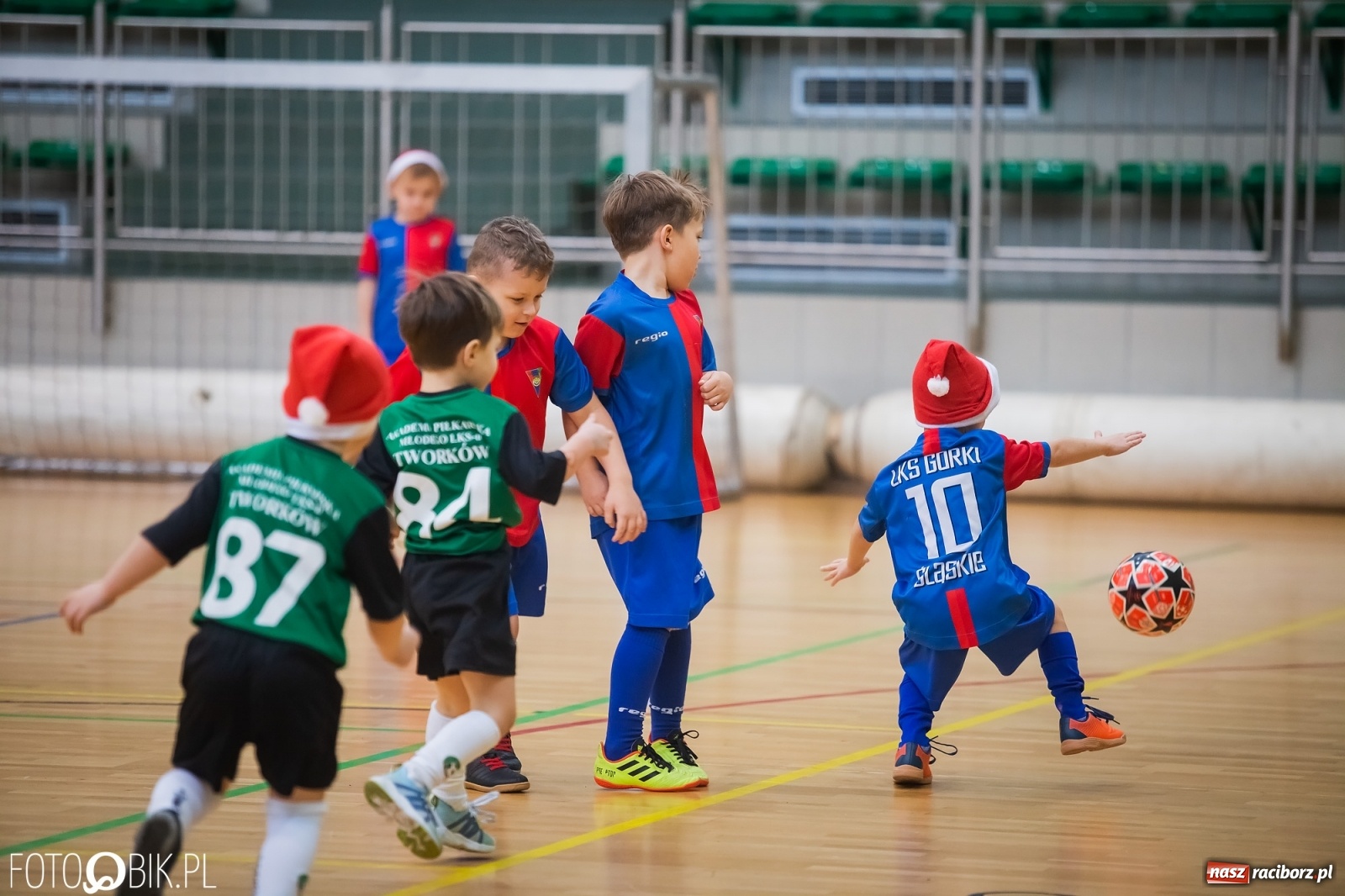 Zdjęcie w galerii na portalu naszraciborz.pl: Piłkarska rywalizacja w turnieju mikołajkowym [FOTO] wiadomości z regionu