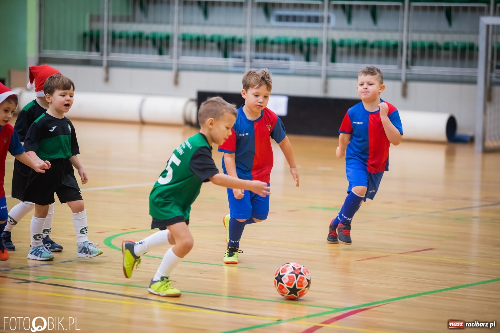 Zdjęcie w galerii na portalu naszraciborz.pl: Piłkarska rywalizacja w turnieju mikołajkowym [FOTO] wiadomości z regionu