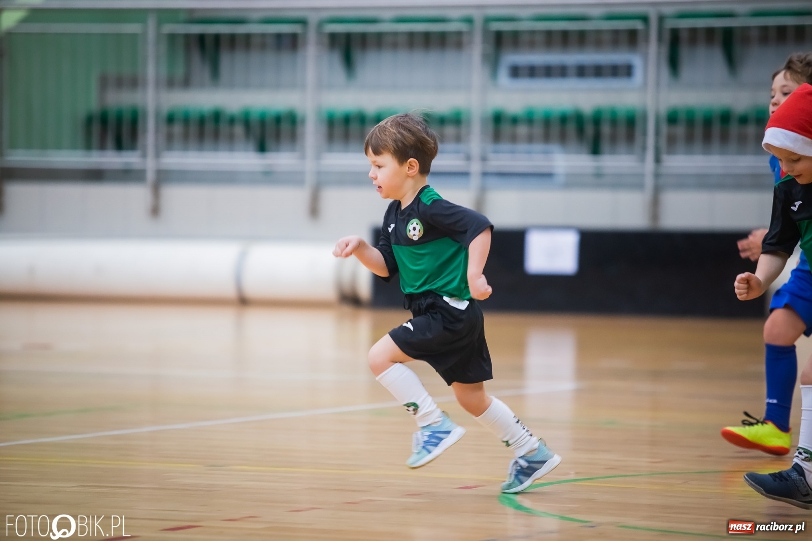 Zdjęcie w galerii na portalu naszraciborz.pl: Piłkarska rywalizacja w turnieju mikołajkowym [FOTO] wiadomości z regionu