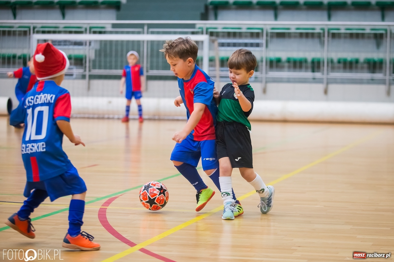 Zdjęcie w galerii na portalu naszraciborz.pl: Piłkarska rywalizacja w turnieju mikołajkowym [FOTO] wiadomości z regionu