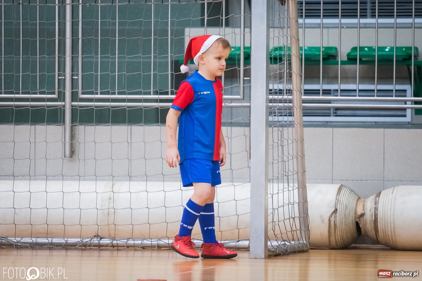 Zdjęcie w galerii na portalu naszraciborz.pl: Piłkarska rywalizacja w turnieju mikołajkowym [FOTO] wiadomości z regionu