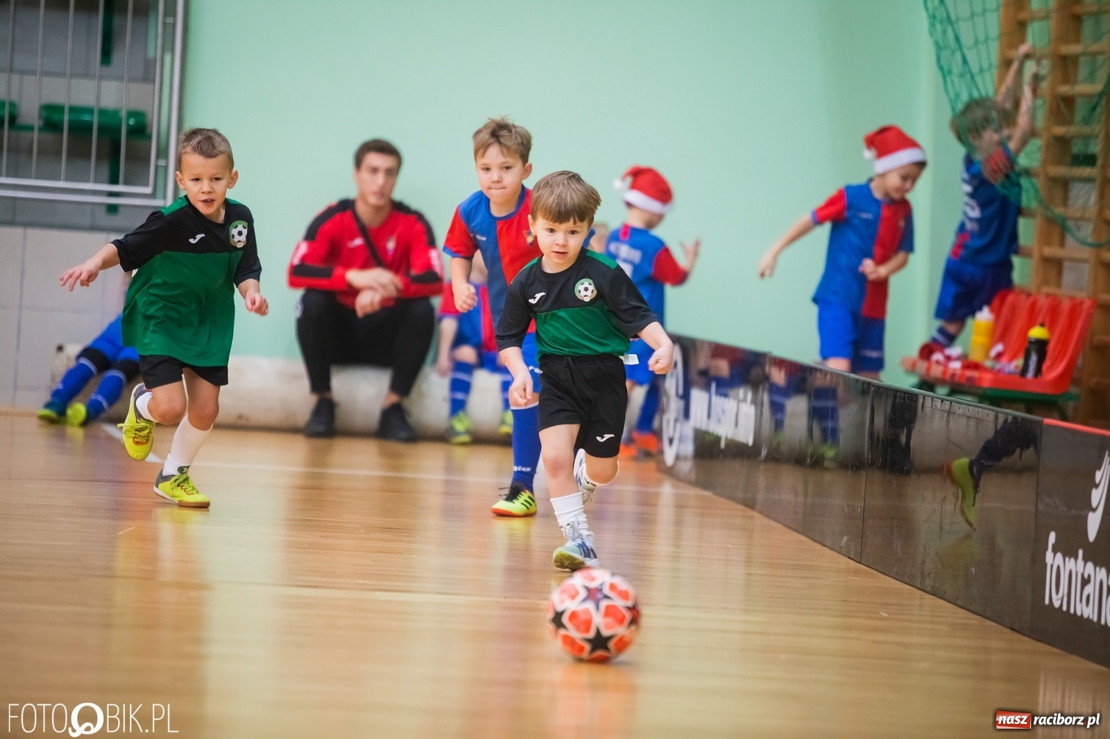 Zdjęcie w galerii na portalu naszraciborz.pl: Piłkarska rywalizacja w turnieju mikołajkowym [FOTO] wiadomości z regionu