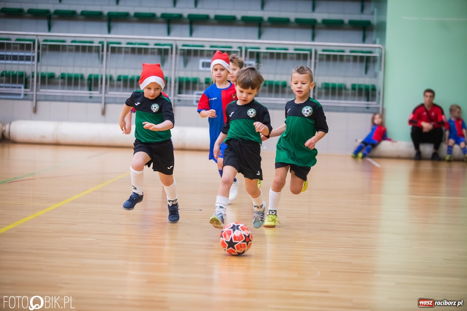 Zdjęcie w galerii na portalu naszraciborz.pl: Piłkarska rywalizacja w turnieju mikołajkowym [FOTO] wiadomości z regionu