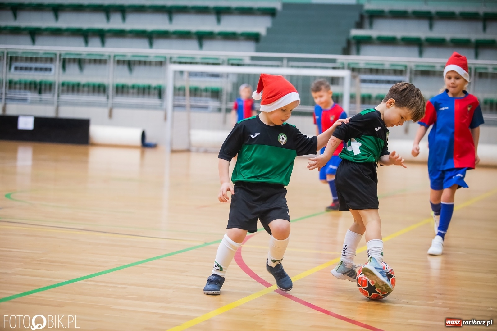 Zdjęcie w galerii na portalu naszraciborz.pl: Piłkarska rywalizacja w turnieju mikołajkowym [FOTO] wiadomości z regionu