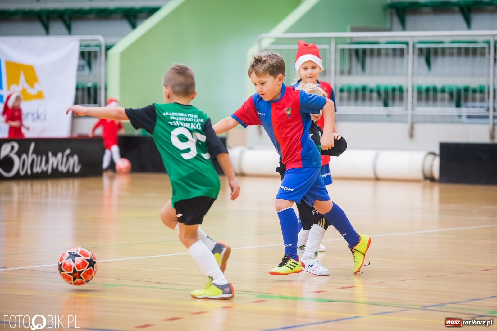 Zdjęcie w galerii na portalu naszraciborz.pl: Piłkarska rywalizacja w turnieju mikołajkowym [FOTO] wiadomości z regionu