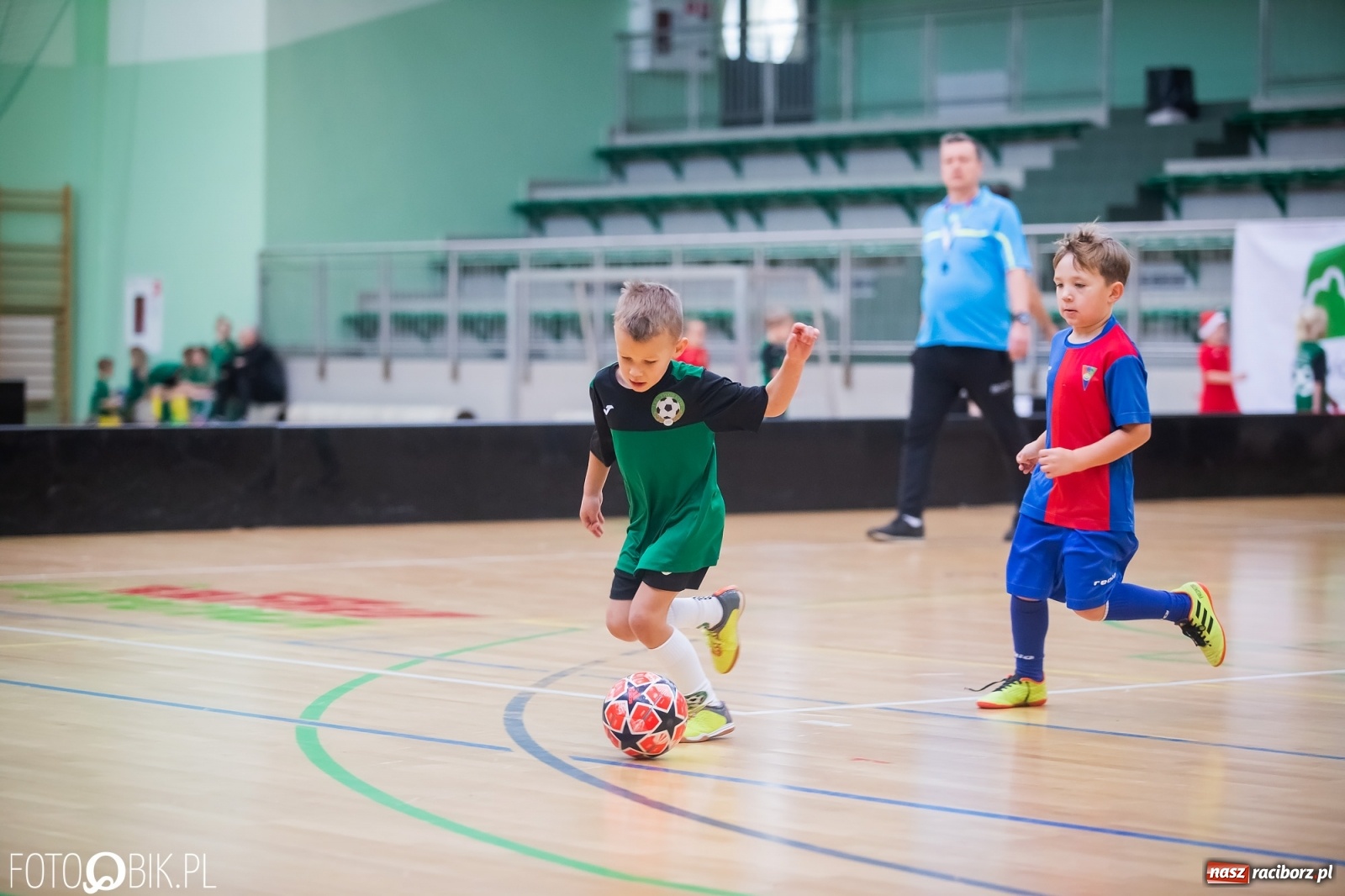 Zdjęcie w galerii na portalu naszraciborz.pl: Piłkarska rywalizacja w turnieju mikołajkowym [FOTO] wiadomości z regionu