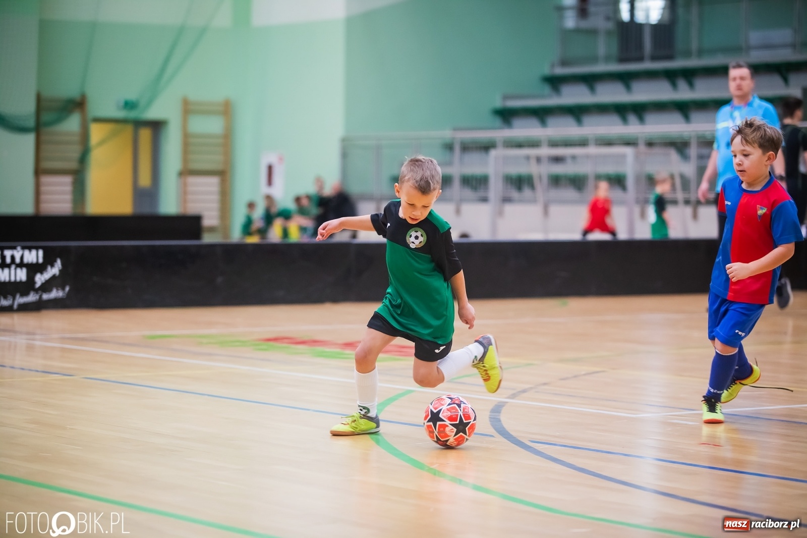 Zdjęcie w galerii na portalu naszraciborz.pl: Piłkarska rywalizacja w turnieju mikołajkowym [FOTO] wiadomości z regionu