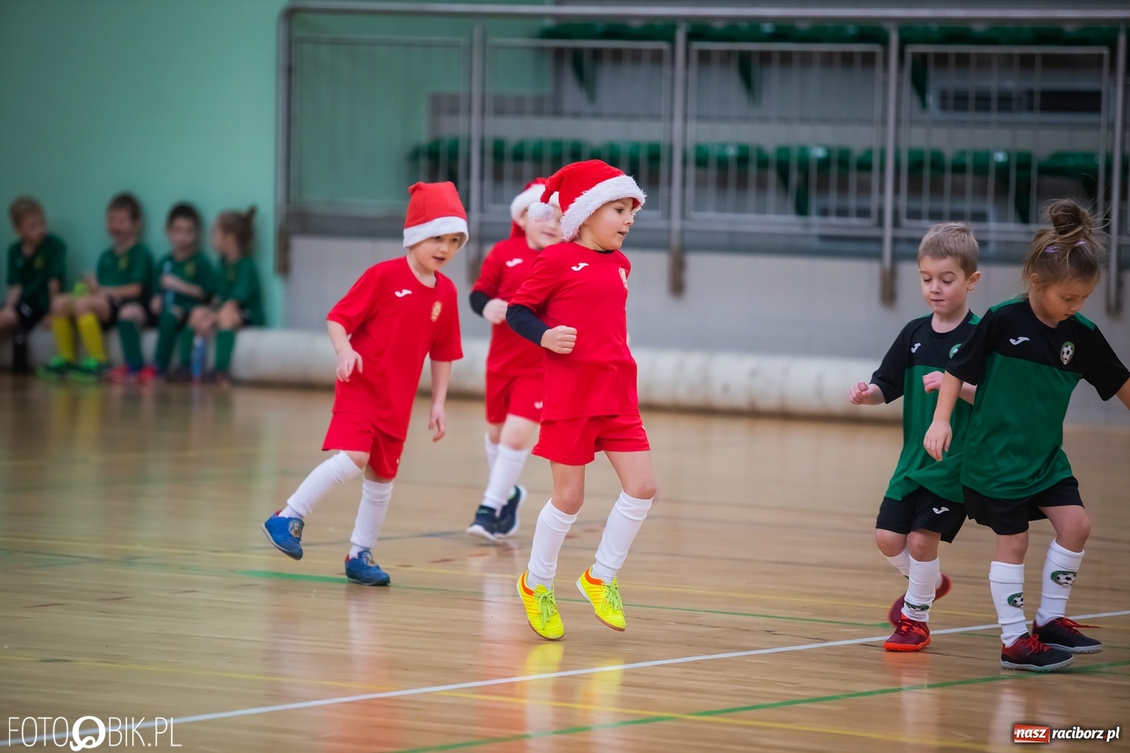Zdjęcie w galerii na portalu naszraciborz.pl: Piłkarska rywalizacja w turnieju mikołajkowym [FOTO] wiadomości z regionu