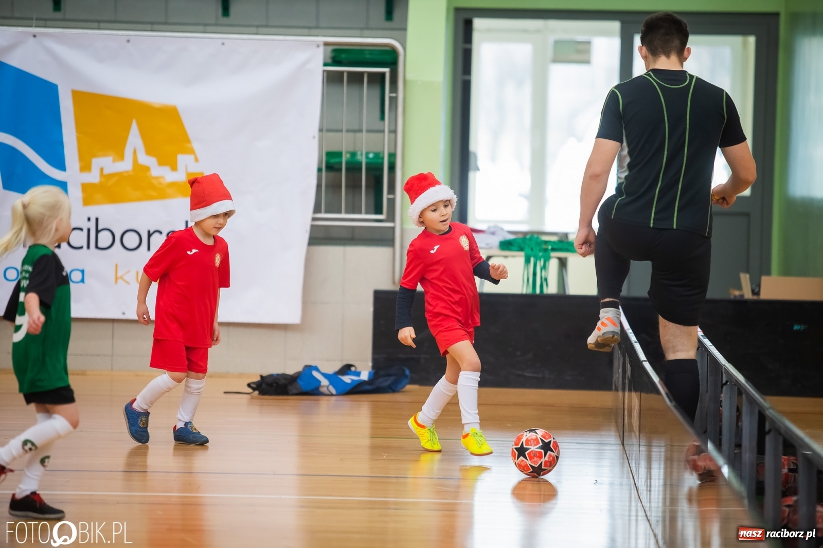 Zdjęcie w galerii na portalu naszraciborz.pl: Piłkarska rywalizacja w turnieju mikołajkowym [FOTO] wiadomości z regionu