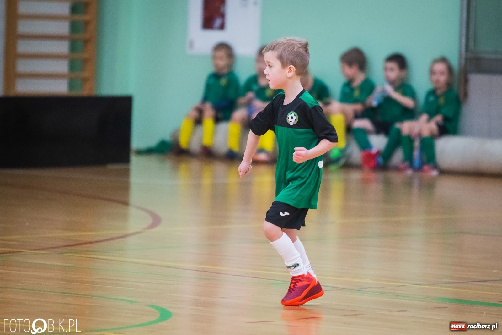 Zdjęcie w galerii na portalu naszraciborz.pl: Piłkarska rywalizacja w turnieju mikołajkowym [FOTO] wiadomości z regionu