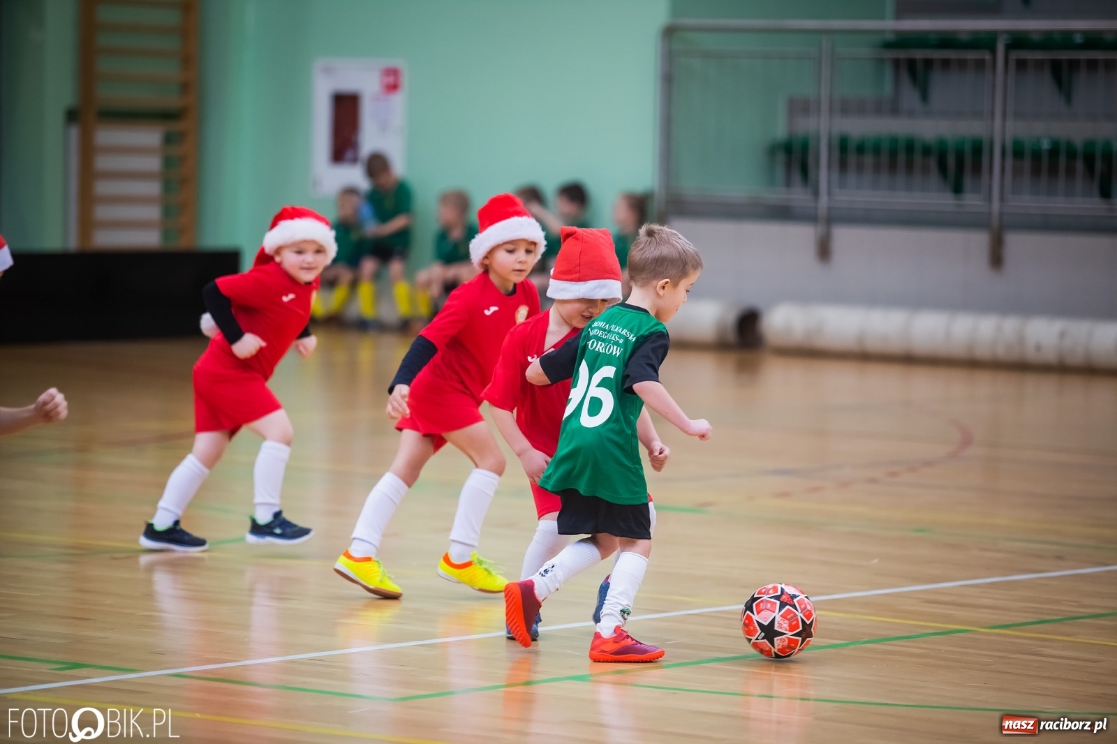 Zdjęcie w galerii na portalu naszraciborz.pl: Piłkarska rywalizacja w turnieju mikołajkowym [FOTO] wiadomości z regionu