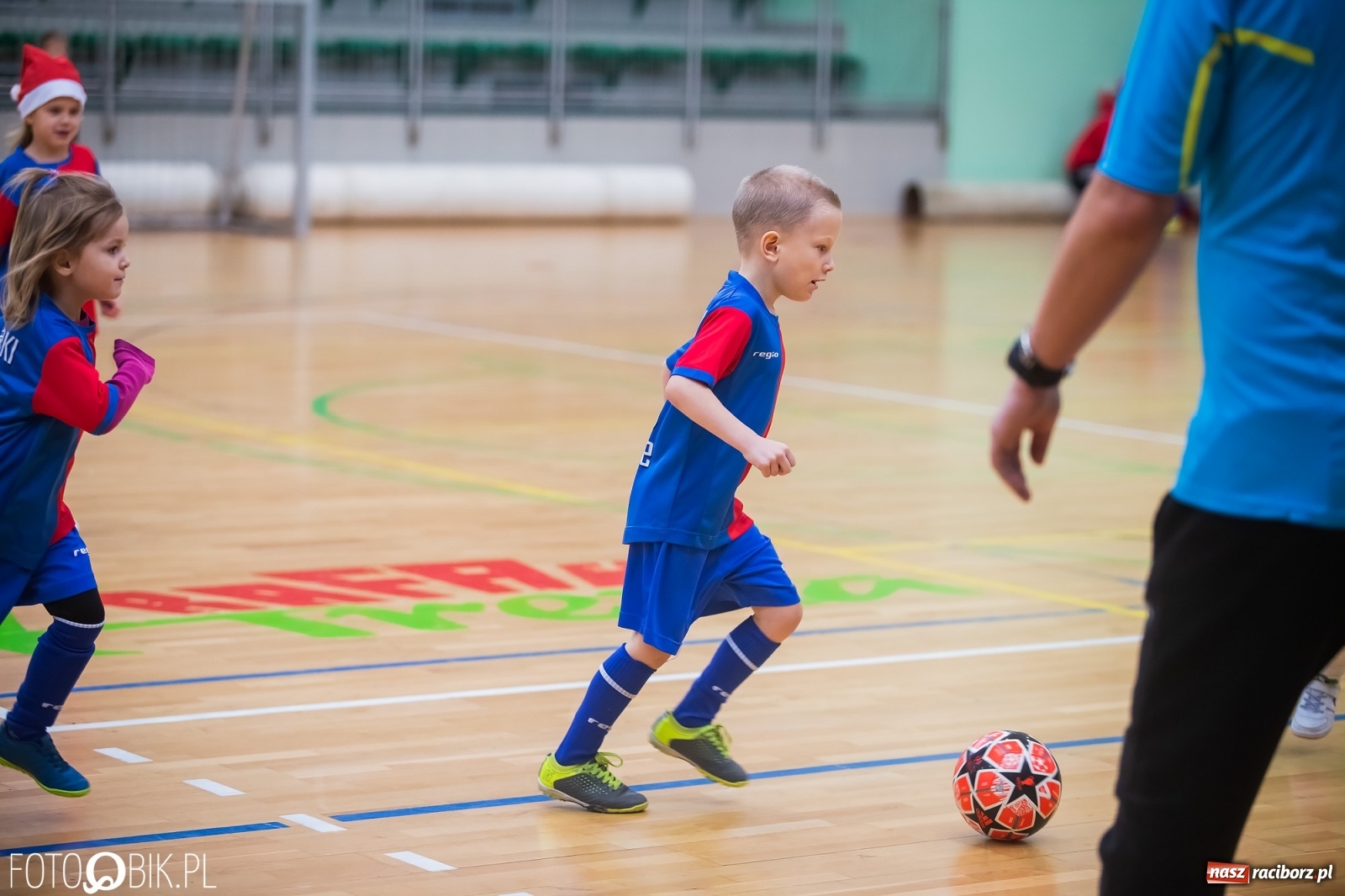 Zdjęcie w galerii na portalu naszraciborz.pl: Piłkarska rywalizacja w turnieju mikołajkowym [FOTO] wiadomości z regionu