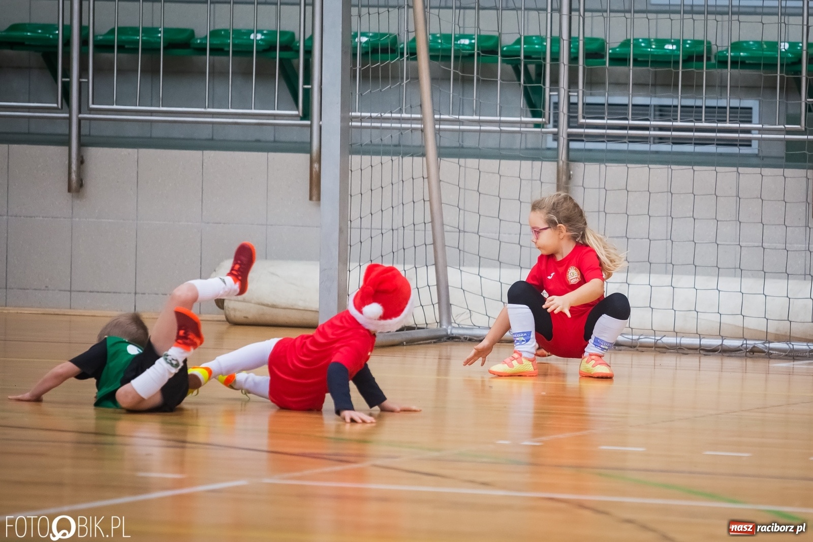 Zdjęcie w galerii na portalu naszraciborz.pl: Piłkarska rywalizacja w turnieju mikołajkowym [FOTO] wiadomości z regionu